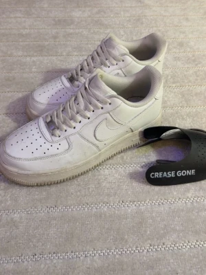 Vita Nike Air Force 1 sneakers - Vita airforce 1 skor som inte är allt för myxket använda. Alltid använda med crease skydd som även följder med. Lite smutsiga som lätt går bort vid lätt tvätt. Inga skavanker.