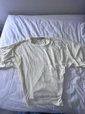 Ljusgul basic t-shirt, tajt i midjan - En gul topp som är tajtare i midjan!! Väldigt fint skick o skönt material!!💞
