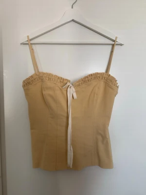 Gul topp - Helt ny gul topp från Zara med prislapp kvar i storlek M💛