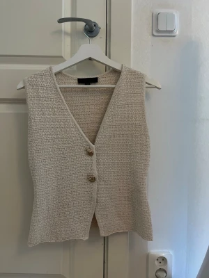 Beige stickad väst med guldknappar - Säljer denna väst från Zara, storlek S och I super fint skick 💕