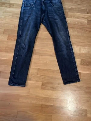 Replay jeans  - Tja! Säljer mina Replay jeans som är i ett extremt bra skick  knappt använda! Säljer för att jag inte fått någon användning för dem o inget annat. Skicket på dem är 9/10, vid mer frågor är de bara att höra av sig!