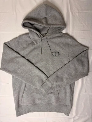 Dior hoodie  - Säljer en dior hoodie i toppskick. Hoodien är i storlek M men passar även L. Hör av dig vid funderingar 🌟🙌