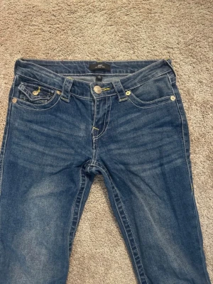 True religion jeans - Säljer dessa snygga true religion jeans som jag nästan aldrig använt! Jag är 159 och är storlek S men dessa passar både storlek s och m. 