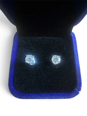 Exklusiva Moissanite Örhängen (1.0ct Tot) – GRA Certifierade ✨ - Säljer ett par otroligt vackra & gnistrande moissanite-örhängen! Passerar diamanttestare utan problem 💎 • Sten: Äkta Moissanite • Karat: 0.5ct per sten (1.0ct totalt / 5.0mm) • Kvalitet: Färg D (högsta), VVS1, Excellent Cut • Skick: Helt nya & oanvända 🎁 Ingår: Örhängen, blå sammetsask, GRA-äkthetscertifikat & certifikatkort.