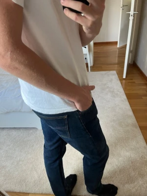 Mörkblå jeans från Nudie Jeans  - Säljer ett par sjukt feta jeans från Nudie Jeans  som är i ett mycket fint skick! —————————————————————                                                                      📐| Storlek: 30-32 (måtten finns på bild 4 och 5)                                            👖| Märke: Nudie jeans                                         🔎| Skick: Fint skick!                                               💵| Ny Pris: 1599kr                                                   ✍🏻| Skriv om du har några frågor