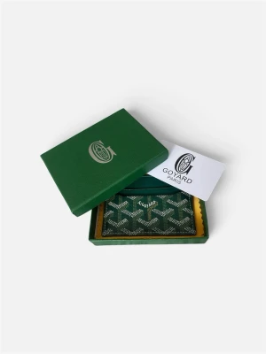 Stilren grön korthållare - Elegant korthållare i en vacker grön nyans med tidlöst rutigt mönster och gulddetaljer. Helt oanvänd och i nyskick, förpackningen är endast öppnad för fotografering. Praktiska kortfack och ett smidigt format som passar perfekt i fickan. Ett stilrent tillbehör för dig som uppskattar både funktion och design. Välkommen att kontakta oss vid frågor. 📇✨