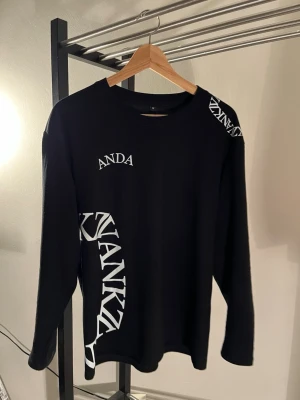 Svart långärmad tröja med tryck - Meddela Oss På Instagram För Att Beställa! 349kr + fri frakt! @andaorig1nal