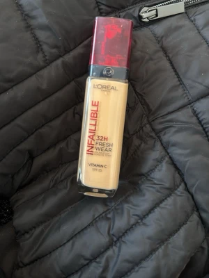 Infaillible foundation - Oanvänd bara några pumps är tagna. Färg: 200 Warm Doré