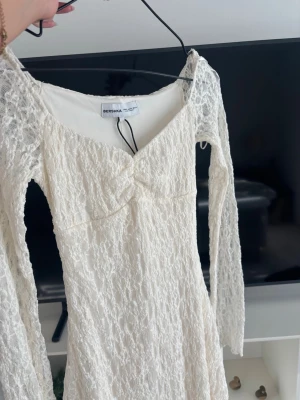 Vit spetsklänning från Bershka - Söt vit spetsklänning från Bershka med lång ärm, prislapp kvar 🌸🌸