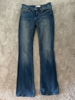 Blå flare jeans - Snygga blå flare/bootcut jeans från Zara. Bra kvalitet, storlek 34.