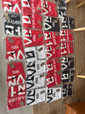 Norge drakter - Säljer flera Nike t-shirts med stora tryck på ryggen, bland annat NUSA, RAUT HAALAND och SCHJELDERUP. Finns i rött, vitt och svart med kontrasterande text. Klassisk passform och korta ärmar. Perfekt för dig som gillar sportig stil.