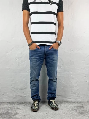 Replay Blå raka jeans herr - Säljer ett par klassiska blå jeans med rak passform och lätt slitna detaljer. Jeansen har fem fickor och normal midja. Perfekta till vardagslooken och funkar året runt. Materialet är denim i bomull. Storlek W31 L30 i modellen Anbbas Hyperflex.   (OBS!! Bilder från förra säljaren då dem ej passade mig och dem är ej använda i min ägo !)