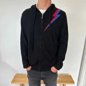 Bvaldi hoodie  - BVALDI zip hoodie, köpt i butik använt ett fåtal gånger. Finns noppror på den men det går nog att ta bort. Skick 7/10. Passar till det mesta och 100% merinoull. Säljer då den inte kommer till användning. Pris kan diskuteras vid snabb affär 