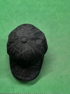 Svart keps med ton-i-ton-mönster - Snygg svart keps med diskret ton-i-ton-mönster över hela ytan. Klassisk böjd skärm och sexpanelers design. Perfekt accessoar för en stilren och modern look.