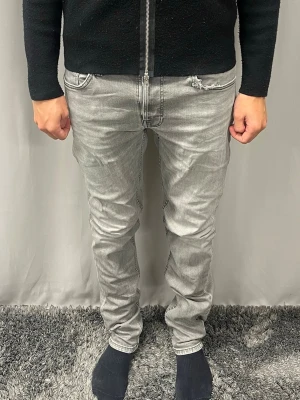 Nudie jeans | Lean Dean - Säljer nu dessa nudie jeans Lean Dean i storlek W33 L34, en defekt på sista bilden, vänster fickan har hål i sig annars är de i fint skick.