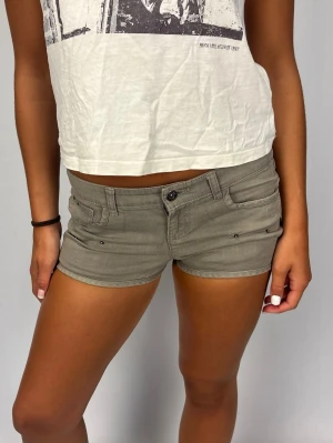 Såå snygga jeansshorts - Supersnygga lågmidjade jeansshorts | Storlek S | Jättefint skick! | Jag är 168cm lång och väger 60kg | Midjebredd 40cm |  Kontakta mig vid fler frågor eller funderingar!💗