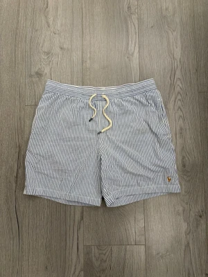 Randiga Ralph lauren badbyxor  - Ett par randiga Ralph Lauren badbyxor 🩳. Använd fåtal gånger och har inga defekter! Storlek L (14-16) i barnstorlek, men skulle säga att dem passar XS eller XXS📐. Vid snabb affär kan priset diskuteras! Skriv vid funderingar!✅