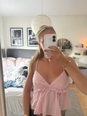Volang topp - Rosa volang topp med justerbara band 