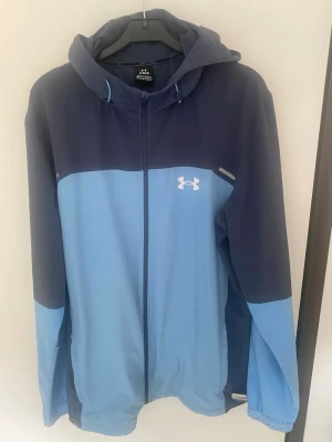 Under armour jacka - Hej säljer denna under armour vindjackan, lite använd men inte tecken på det, inga skador eller liknande 