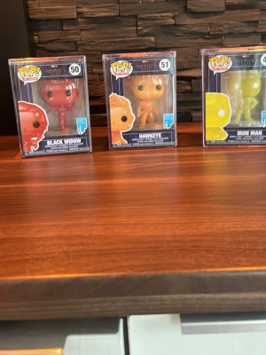 Funko Pop Infinity Saga Art Series - Säljer tre Funko Pop-figurer från Marvel Infinity Saga Art Series: Black Widow (röd), Hawkeye (orange) och Iron Man (gul). Alla figurer är i sina originalförpackningar och har genomskinliga färger med unika detaljer. Perfekt för samlare eller Marvel-fans! Förpackningrn har aldrig varit öppen och allt är bra skick om man vill köpa bara en av alla 3 så är de bara att skriva om pris jag säljer alla 3 för 350 kr för att de aldrig varit öppet och de är ovanliga att få tag i .