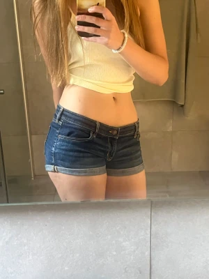 Mörkblå denimshorts från Hollister - Vintage o går inte att köpa längre. Lågmidjade och korta