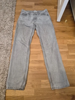 Ljusgrå raka jeans - Säljer ett par ljusgrå jeans med rak passform och klassisk femficksdesign. Jeansen har normal midja och är tillverkade i ett slitstarkt denimtyg. Perfekta för en avslappnad och stilren look. PRIS KAN DISKUTERAS! Kom gärna med prisförslag och frågor!😊🌸