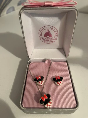 Disney  - Smycken av Mimmi mus från Disneyland. Helt oanvända fick när jag va liten och va på resa dit. Dom är i äkta silver. 