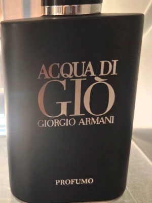 Acqua di Giò Profumo parfym 125ml - Acqua di Giò Profumo från Giorgio Armani är en elegant parfym i en matt svart flaska med silverdetaljer. Flaskan har en stilren och modern design som känns lyxig och tidlös. Perfekt för dig som gillar exklusiva dofter och snygg förpackning.115ml kvar minst