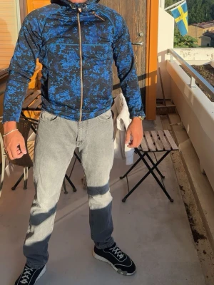 Blåmönstrad vindjacka med huva - Sällsynt peak hoodie i storleken M, passar en liten L också jag väger 85 kg