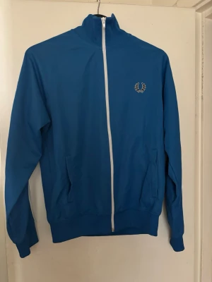 Blå track jacket från Fred Perry - Blå track jacket från Fred Perry i bra skick i storlek small. Öppen för prisförslag. 
