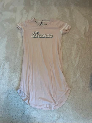 Ljusrosa nattlinne - Ljusrosa nattlinne med trycket ”Dreamer”. Det är nästan aldrig använt och är i mycket bra skick. Storlek 170 men passar xs/small. #nattlinne #pyjamas #babypink #ljusrosa