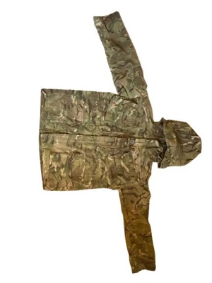 Klassisk camo field jacka med huva - Snygg fieldjacket i klassiskt militärinspirerat camomönster. Jackan har dragkedja framtill, två stora fickor och en praktisk huva. 