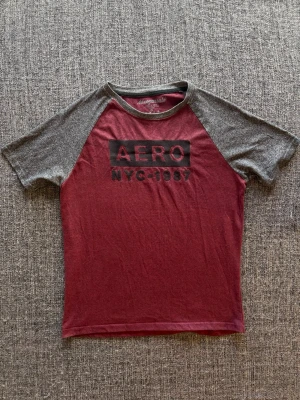 Aeropostale t-shirt ~ vintage  - Sjukt eftertraktad Aeropostale T-shirt ~ vintage modell | st M | färg vinröd | klassisk passform | sällsynt 2000’s modell | OBS kan gå ner lite i pris vid snabb affär! 🏄