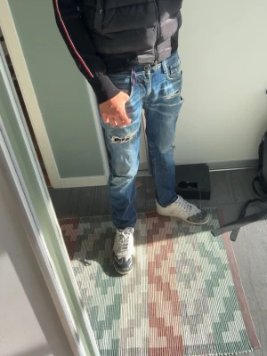 Replay Barcelona jeans - Säljer nu ett par replay Barcelona jeans med slitningar. Dessa är riktigt feta, har använt dom lite under våren och många som tyckte de va feta. Säljer dem då de är för små för mig, storleken är w29 L32. Ena fickan är det hål i därav priset.