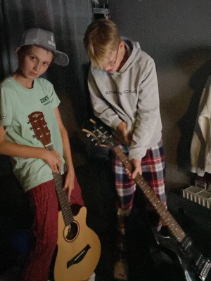 Vidar 13 år i Västerås  - Säljer en akustisk gitarr med naturlig träfärg och klassisk form. Gitarren har sex strängar och ett runt ljudhål. Perfekt för dig som vill börja spela eller bara jamma med vänner. Inga tillbehör ingår.