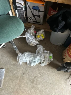 Blandade golfbollar - Flera stora plastpåsar fyllda med golfbollar i olika färger, mestadels vita men även några gula och rosa. Perfekt för dig som vill öva på golf eller behöver många bollar till träning. Säljes i befintliga påsar.
