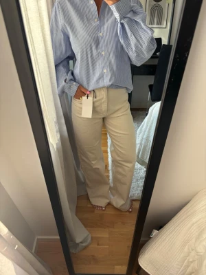 Jeans  - Säljer dessa superfina helt nya jeansen med prislappen kvar! Perfekta till hösten❣️
