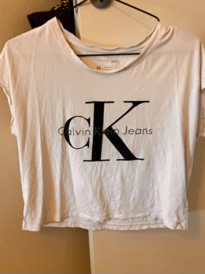 CK t-shirt  - Vit kroppad t-shirt från Calvin Klein  