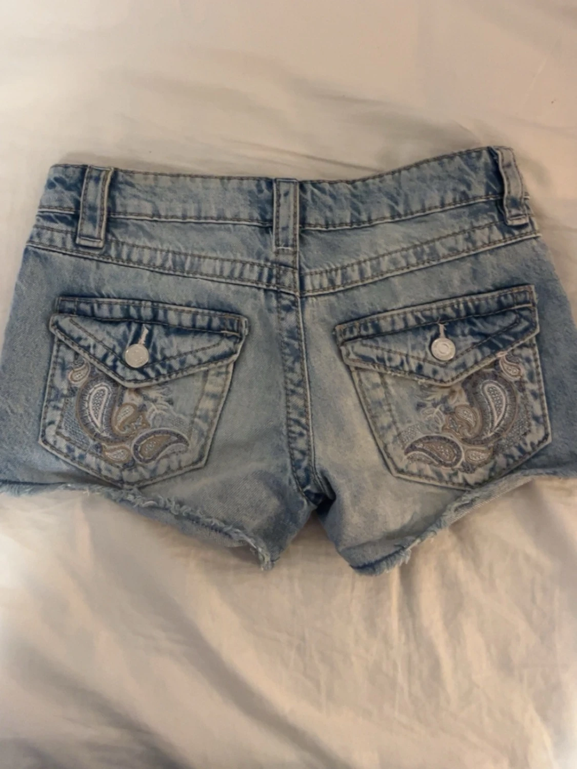 Ett blå par shorts med fina detaljer på fickorna från Gina tricot - 1