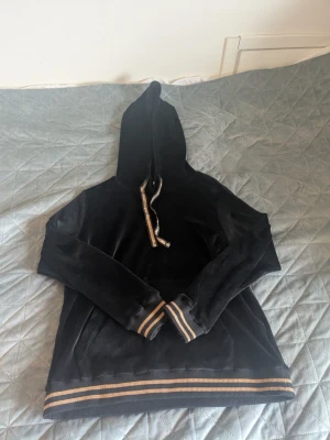 Svart hoodie och mjukisbyxor - Svart mjukis sätt i mjukt sammets tyg, rosa/guld glittriga snören och ränder på muddarna. Hoddie och mjukisbyxor
