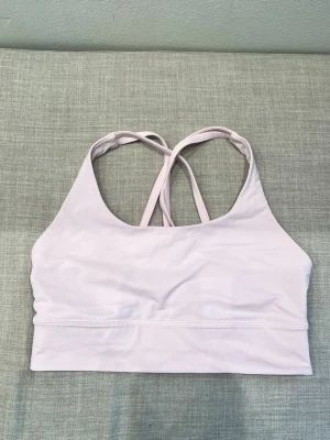 Lululemon sport bh  - Superfin ljusrosa sport bh från Lululemon i storlek 8. Motsvarar M i europeisk storlek. Jättefint skick 💓