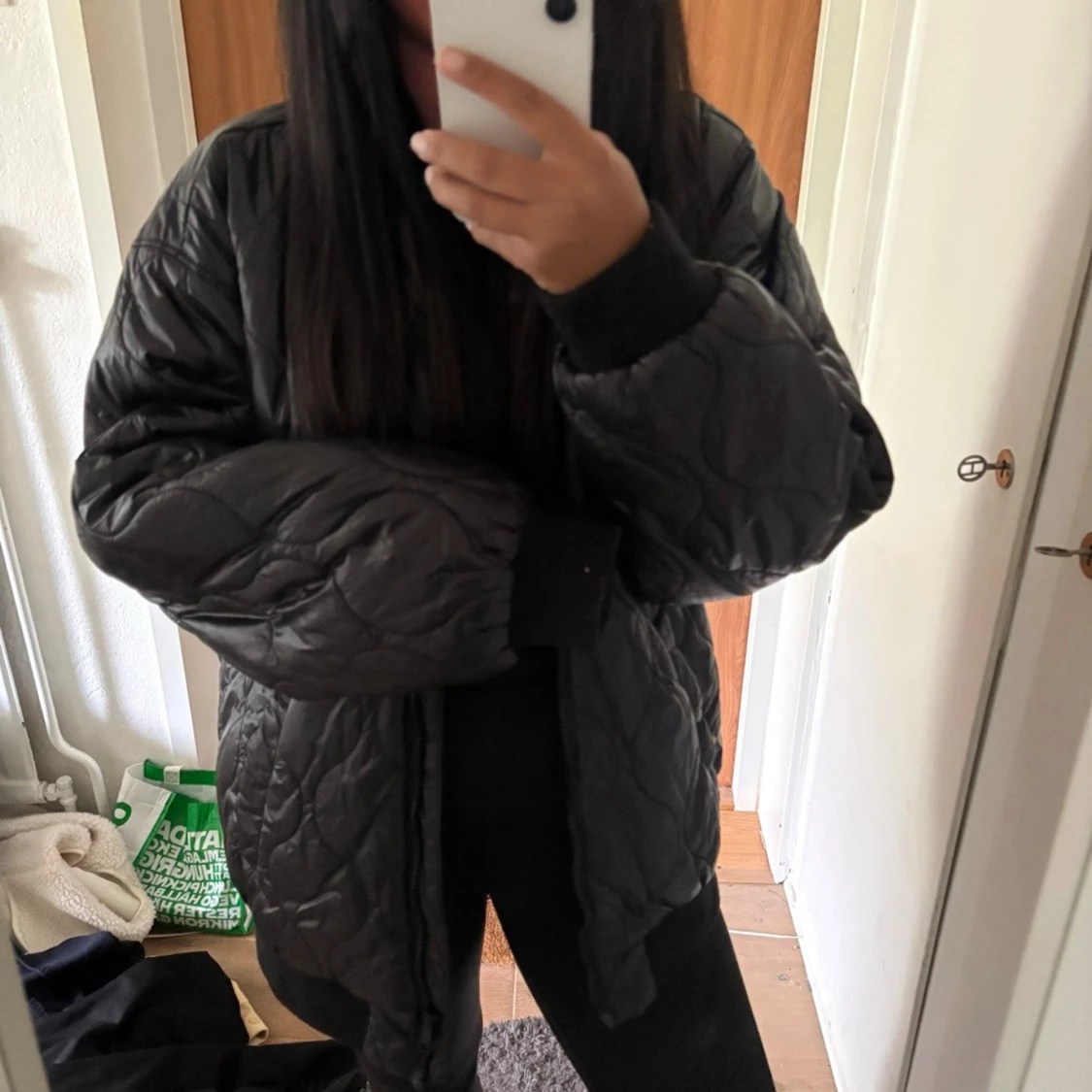 Svart oversized pufferjacka