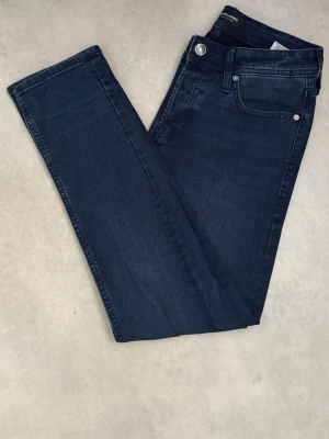 Mörkblå skinny jeans - Snygga mörkblå skinny jeans med klassisk femficksdesign och silverfärgade detaljer. Jeansen har en smal passform och är tillverkade i stretchigt denimtyg för extra komfort. Perfekta för dig som gillar en stilren och enkel look.Priset kan diskuteras 🍾
