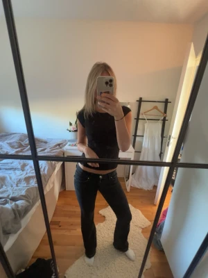 Svarta bootcut jeans med rå kant - Säljs inte längre!  Jag står inte för frakt, tar gärna emot bud under det satta priset för kompromiss!💗   Allt jag säljer är i stort sätt i nytt skick för ett lägre pris, kolla in resten av mina artiklar i min profil!