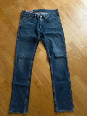 Mörkblå raka jeans från Acne Studios - Säljer ett par mörkblå jeans med raka ben och klassisk femficksdesign. Från Acne Studios ”Blå Konst”. I modellen Max som är en avslappnad och rak modell. 