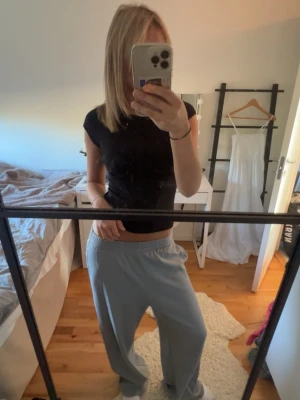Ljusblå mjukisbyxor med resårmidja - Saknar lapp!  Jag står inte för frakt, tar gärna emot bud under det satta priset för kompromiss!💗   Allt jag säljer är i stort sätt i nytt skick för ett lägre pris, kolla in resten av mina artiklar i min profil!