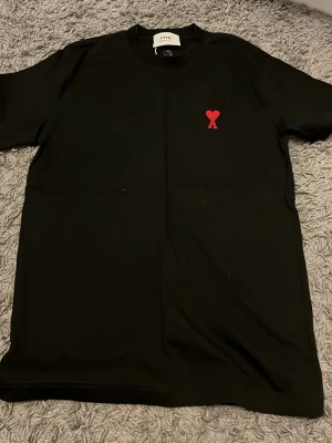 Ami Paris T-shirt  - Tror att den är äkta men kan inte lova något eftersom jag köpte den begagnat. Den är inprincip i nyskick och har inga tecken på användning. Passar S och Xs. Pris är diskuterbart!😇