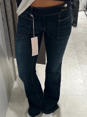 Lågmidjade bootcut jeans  - Storlek 164, men har sprättat sömmen längst ner så dom är lite längre 🫶