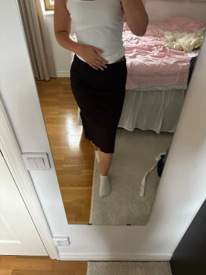 Svart långkjol med slits - Säljer en svart ribbad långkjol med slits på båda sidorna.💞💞
