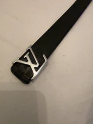 Svart bälte med silvrig märke med bokstäver - Snygg svart bälte för alla årstider🤝
